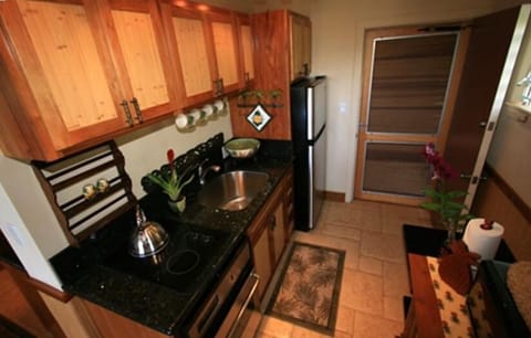 Remodeled Kitchen w/ Stainless Steel Appliances & Granite Counter