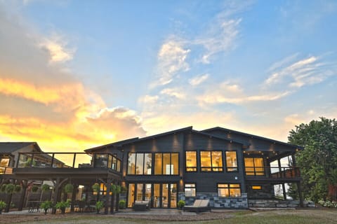 Huge deck overlooking the lake