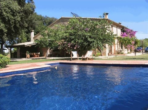 Relax by the pool. 1 hr from Barcelona. 20 mins from the beach. Great for kids.