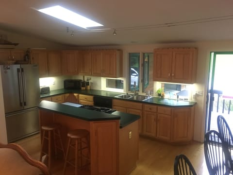 Kitchen and breakfast bar