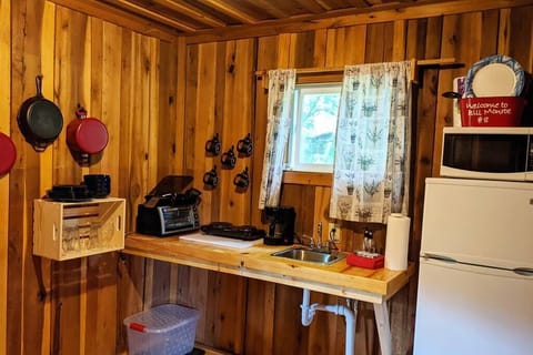 Kitchenette area with cooking basic and serviceware. 