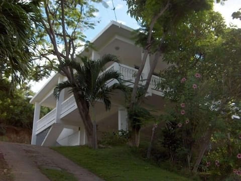 Large 3 bedroom house offering panoramic ocean views