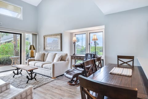 Seascape 159, close to beach and pool