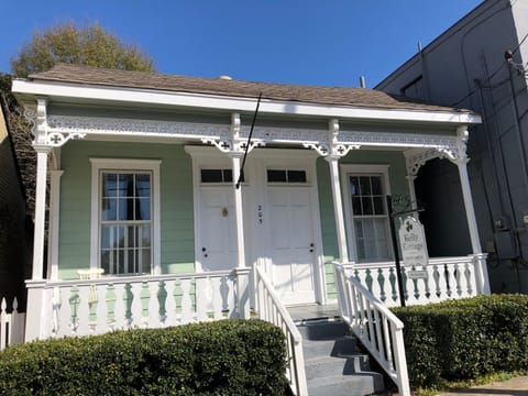 Charming late 1800's Historic Downtown Cottage ~ Best location in Natchez!