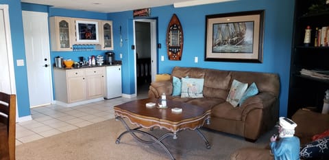 Wet bar & fridge stocked with complementary hot chocolate, popcorn, coffee & tea