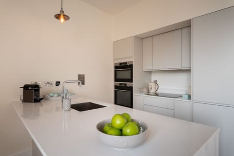 Fresh Escapes - Exeter City Centre Apartment, Cathedral View Sleeps 2 Kitchen