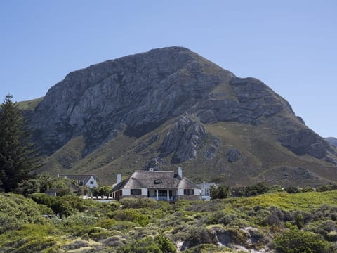 La Gratitude with mountain backdrop