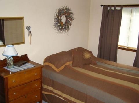 Bedroom w/ Queen Bed