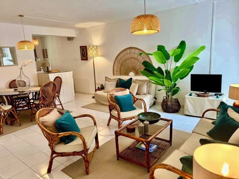 Air-conditioned spacious living/dining room including a clic-clac sofabed