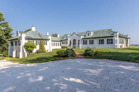 17 rooms ready for your vacation. Lots of parking