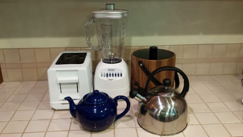 Toaster, blender, tea kettle, tea pot, ice bucket