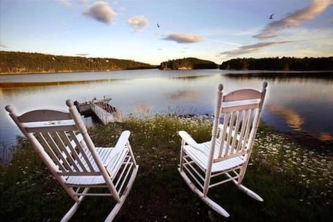 Swim,fish,paddleboard,canoe n kayak off dock. Ladder into ocean for easy access