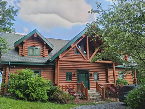 Great curb appeal for this lovely log home