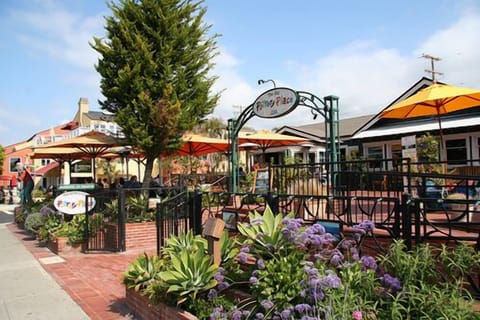 H.I.P. District & Pottery Place are just 10 - 15 minute walk away