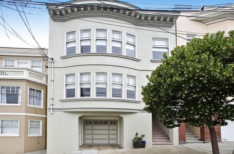 Spacious flat in a quiet, convenient residential neighborhood