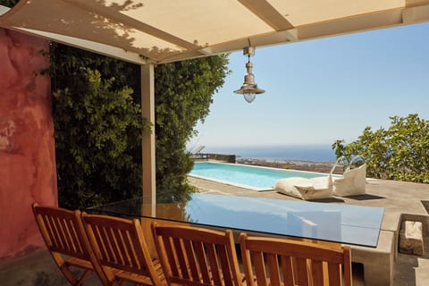 Outdoor sittng area & private swimming pool