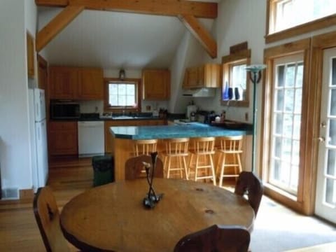 Open concept dining kitchen area 