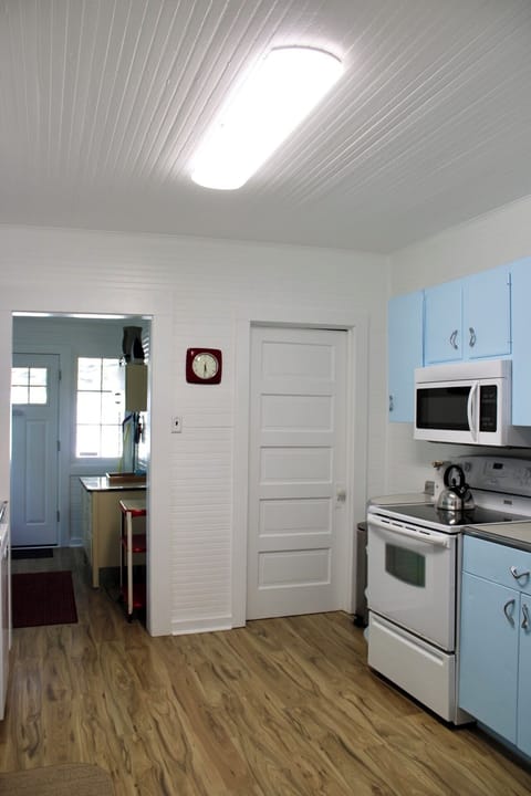 N. side kitchen attached to bath & entry laundry room