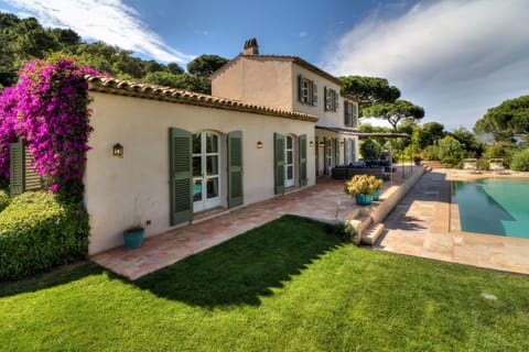 Pool view house and terrace with a lovely bougainvilliers 