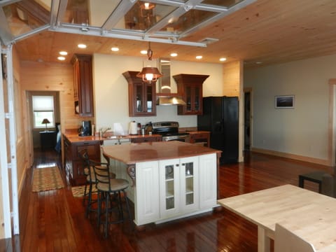 Kitchen island for planning beach day.  
9' 6' high ceilings makes it nice. 