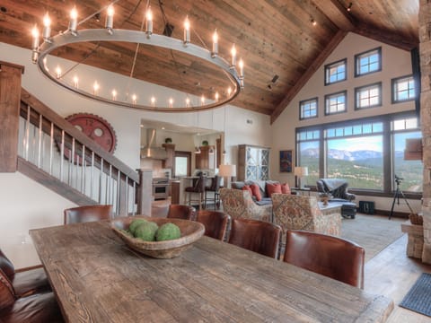 Cowboy Heaven Luxury Suite 7D, Dining 1