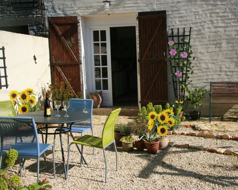 Sunny garden area.
Perfect for a barbeque