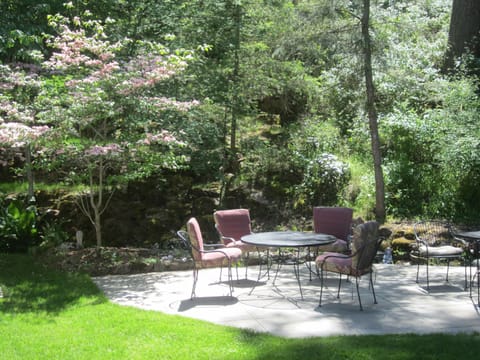 outdoor patio with seating for 6 people