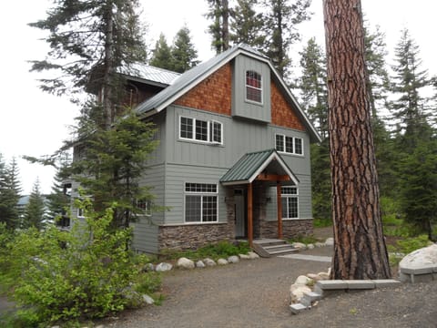 Entry view of Harris Cove Lodge