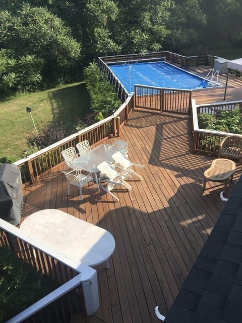 Deck & pool