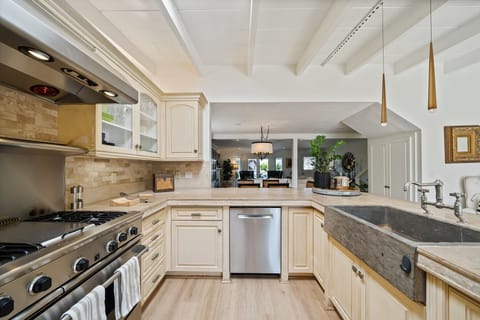 Gourmet Kitchen with all the tools!