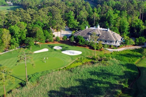 The Clubhouse-only a 2 minute walk! 