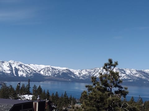 Panoramic lakeviews from living room, balcony, dining room and kitchen!