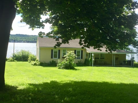 Charming Sunflower Cottage! 100 feet of prime lakefront in lovely classic home!