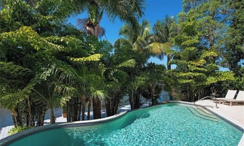Private pool with south exposure and lots of sun