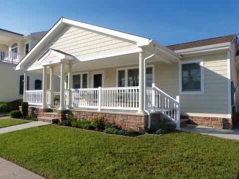 Adorable Single Level Living with plenty of Outdoor Living!