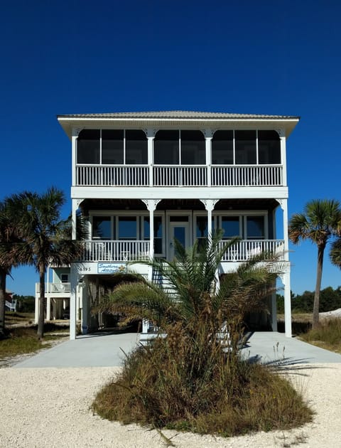 Charming Southern Home; with all amenities included!