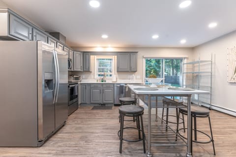 Kitchen - Dinette with slider to backyard