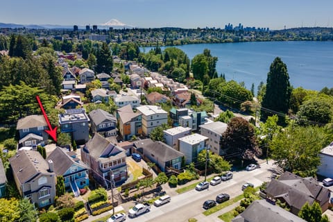 Great location just a half block from the lake and near cafes and restaurants