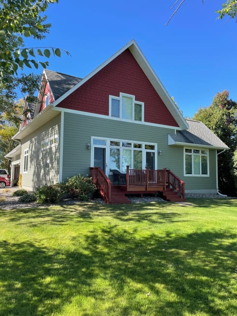 Welcome to Lake Daze! Front view from the lake.