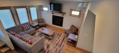 Living Room w Gas Fireplace