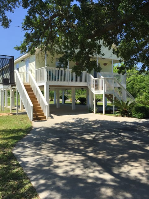 Elevator for luggage and groceries