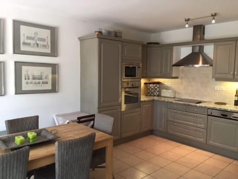 Kitchen/Dining Table