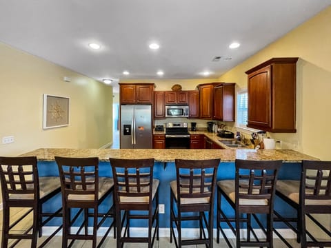 breakfast bar with seating for 6