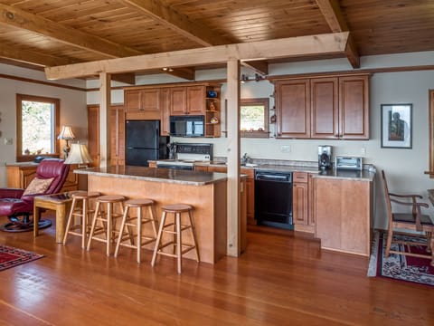 Center island great for prepping food and eating at bar counter