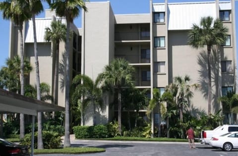 Parking area and front of building 'The Shores'