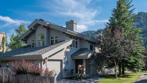    Easy 3 block walk to        
    River Run Ski Lift