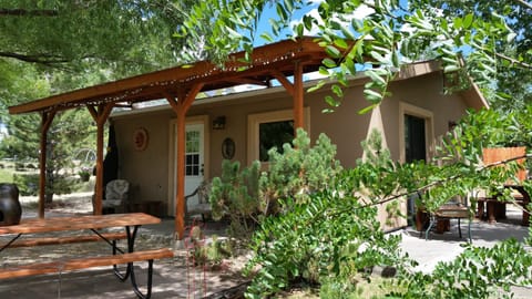 Grizzly Rose Guest Cottage 