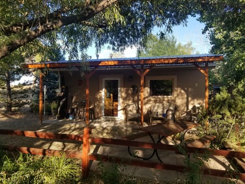 Grizzly Rose Guest Cottage 