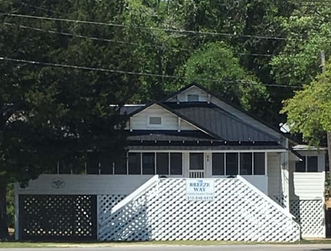 The Breezeway is one block from Main Street and one block from the ocean.