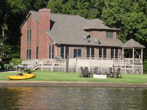 Large home-PERFECT FOR FAMILIES-great backyard, with stairs into the lake